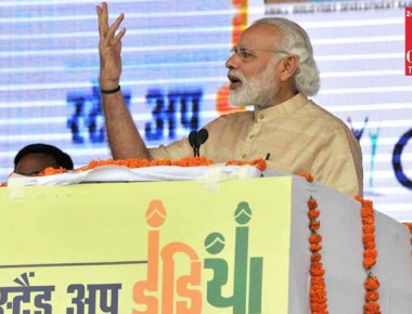 The Prime Minister, Shri Narendra Modi addressing at the launch of 'Stand Up India' and e-Rickshaw distribution programme, in Noida, Uttar Pradesh on April 05, 2016.