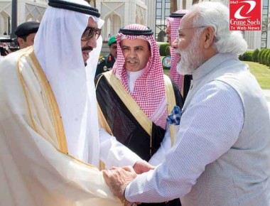 A handout picture provided by the Saudi Press Agency (SPA) on April 3, 2016 shows Saudi King Salman bin Abdulaziz (L) and India's Prime Minister Narendra Modi shaking hands during their meeting in Riyadh. 
Modi is on a visit to Saudi Arabia where he will discuss energy, security and trade cooperation with leaders of the world's largest crude exporter.

 / AFP / SPA / STRINGER        (Photo credit should read STRINGER/AFP/Getty Images)