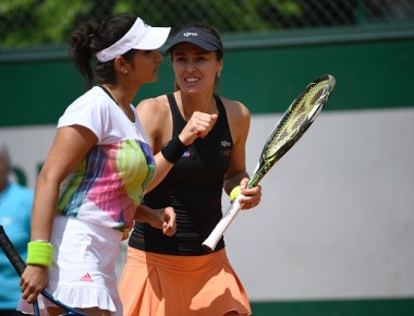 Switzerland's Martina Hingis (R) speaks to her teammate India's Sania Mirza during their women's first round doubles match against Russia's Daria Kasatkina and Alexandra Panova at the Roland Garros 2016 French Tennis Open in Paris on May 25, 2016. / AFP / MARTIN BUREAU        (Photo credit should read MARTIN BUREAU/AFP/Getty Images)