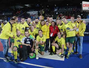 LONDON, ENGLAND - JUNE 17:  Australia players pose for a group photo while they wait for India's protest to be heard during the FIH Mens Hero Hockey Champions Trophy 1st-2nd place match between Australia and India at Queen Elizabeth Olympic Park on June 17, 2016 in London, England.  (Photo by Alex Morton/Getty Images)