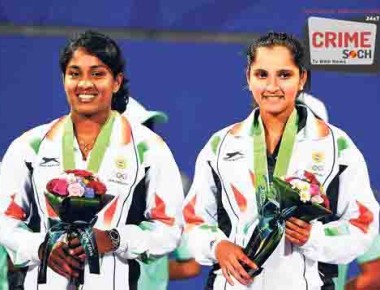 Incheon: Bronze medal winner Sania Mirza  and Prarthana Thombare during the medal ceremony at Asian Games in Incheon on Monday. PTI Photo by Shahbaz Khan   (PTI9_29_2014_000184A)