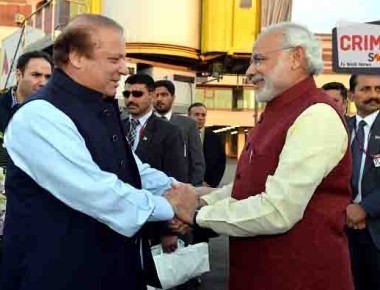 LAHORE, PAKISTAN - DECEMBER 25: Prime Minister of Pakistan Nawaz Sharif (L) shakes hands with Indian Prime Minister Narendra Modi (R) at Allama Iqbal International Airport in Lahore, Pakistan on December 25, 2015. (Photo by Indian Press Information office/Anadolu Agency/Getty Images)