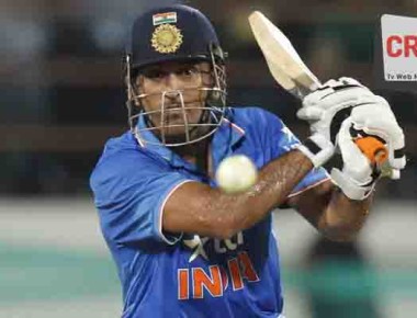 202225-ms-dhoni-ball-gh