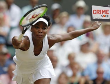 US player Venus Williams returns against Britain's Johanna Konta during their women's singles semi-final match on the tenth day of the 2017 Wimbledon Championships at The All England Lawn Tennis Club in Wimbledon, southwest London, on July 13, 2017. / AFP PHOTO / Adrian DENNIS / RESTRICTED TO EDITORIAL USE