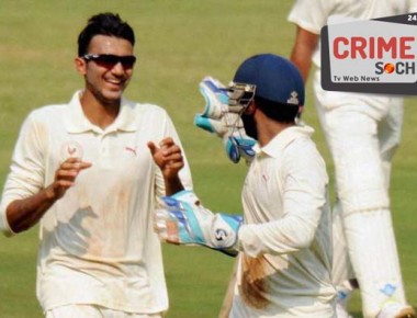 Mumbai : Axar Patel of Gujarat celebrates a wicket with teammates during Ranji trophy match against Mumbai, in Mumbai on Wednesday. PTI Photo  (PTI12_2_2015_000279B)