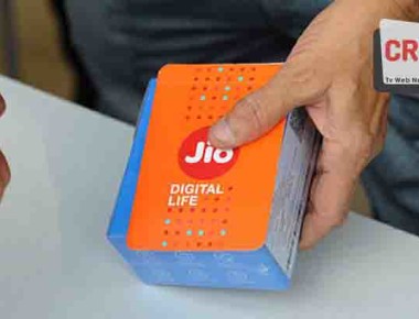 A customer shakes hands with a store employee after purchasing a Reliance Jio Infocomm 4G mobile services connection in Mumbai on September 6, 2016
India's richest man Mukesh Ambani has announced that his Reliance Industries' long-awaited 4G mobile services would finally launch in September 2016, sending shares of rival Bharti Airtel plummeting almost seven percent. 
 / AFP / INDRANIL MUKHERJEE        (Photo credit should read INDRANIL MUKHERJEE/AFP/Getty Images)