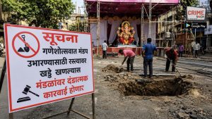 गणेशोत्सवात मंडप उभारण्यासाठी रस्त्यावर खड्डे खणल्यास मंडळांवर दंडात्मक कारवाई होणार, मुंबई मनपाची नियमावली जाहीर