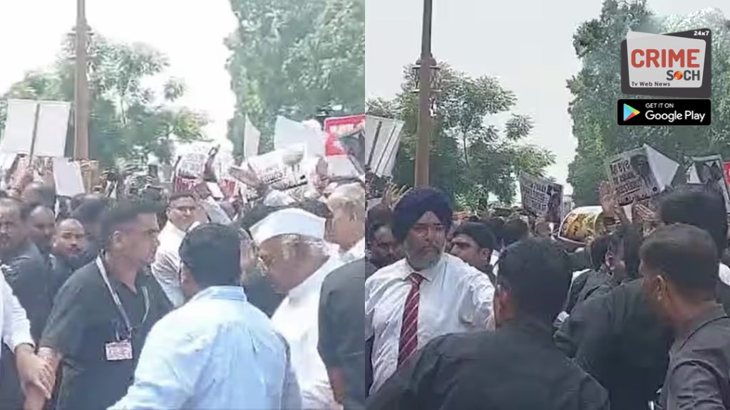 NDA और विपक्ष के सांसद प्रदर्शन करते हुए आमने सामने आए, बीच में खड़ी रही सिक्योरिटी