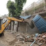 दिल्ली की सड़कों पर चला बुलडोजर एक्शन, 192 रेहड़ी-पटरी हटाईं, 37 अतिक्रमण साफ